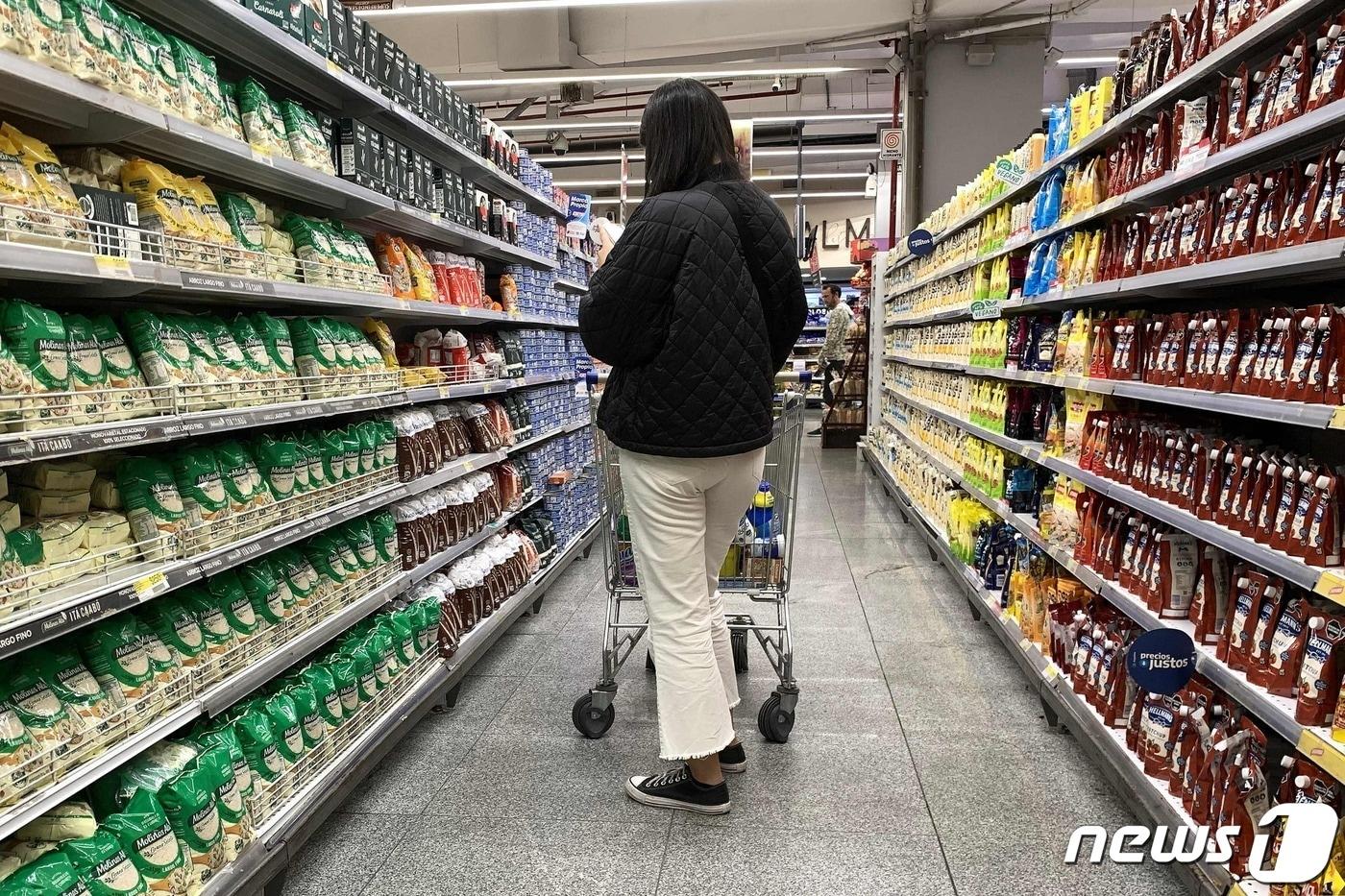 11일 (현지시간) 인플레이션 심화로 물가가 급등한 아르헨티나 부에노스아이레스의 슈퍼마켓에서 주민이 진열대 상품의 가격표를 살펴 보고 있다.2023.5.11 ⓒ AFP=뉴스1 ⓒ News1 우동명 기자