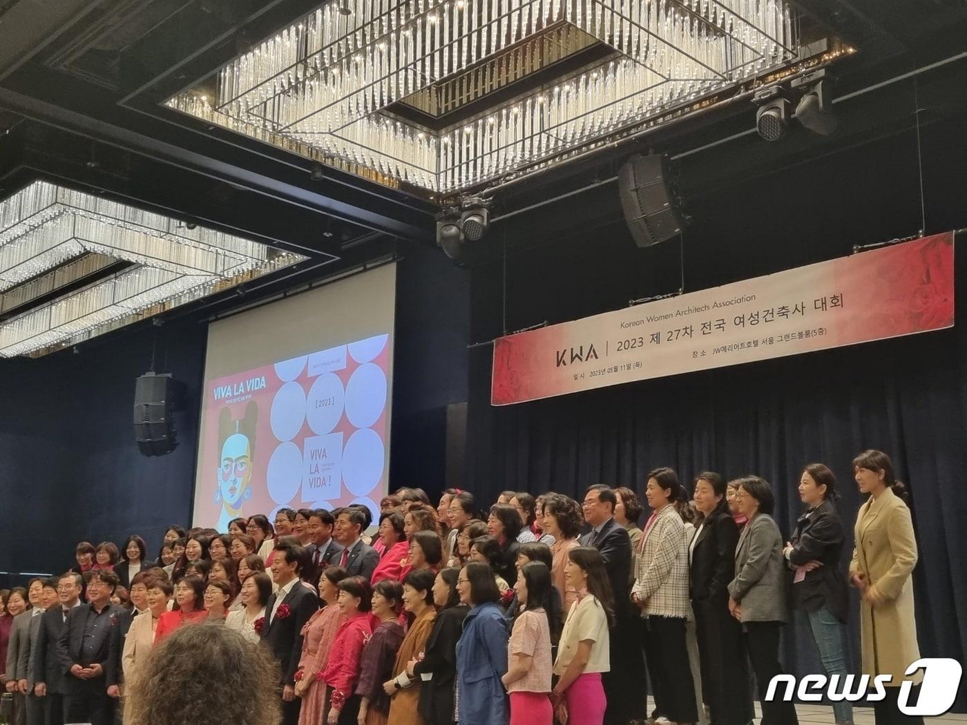 본문 이미지 - 11일 JW메리어트 서울 호텔에서 제27차 전국여성건축사대회 참석자들이 강연자로 참석한 오세훈 서울시장과 기념사진을 찍고 있다. 2023. 5. 11. ⓒ News1 최서윤 기자