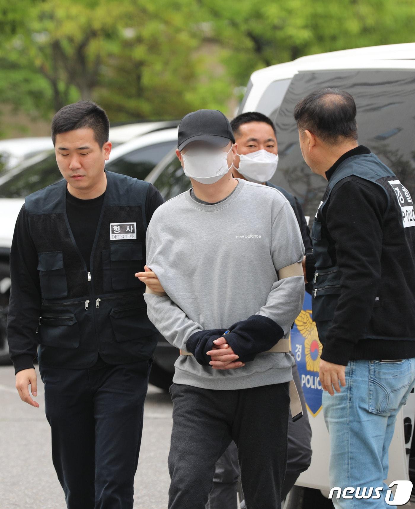 본문 이미지 - 시흥에서 이웃주민 2명을 살해하고 1명을 크게 다치게 한 30대 중국교포 A씨에 대한 구속 전 피의자 심문이 열린 12일 오전 경기 안산시 단원구 수원지방법원 안산지원으로 A씨가 들어가고 있다. 2023.5.12/뉴스1 ⓒ News1 김영운 기자