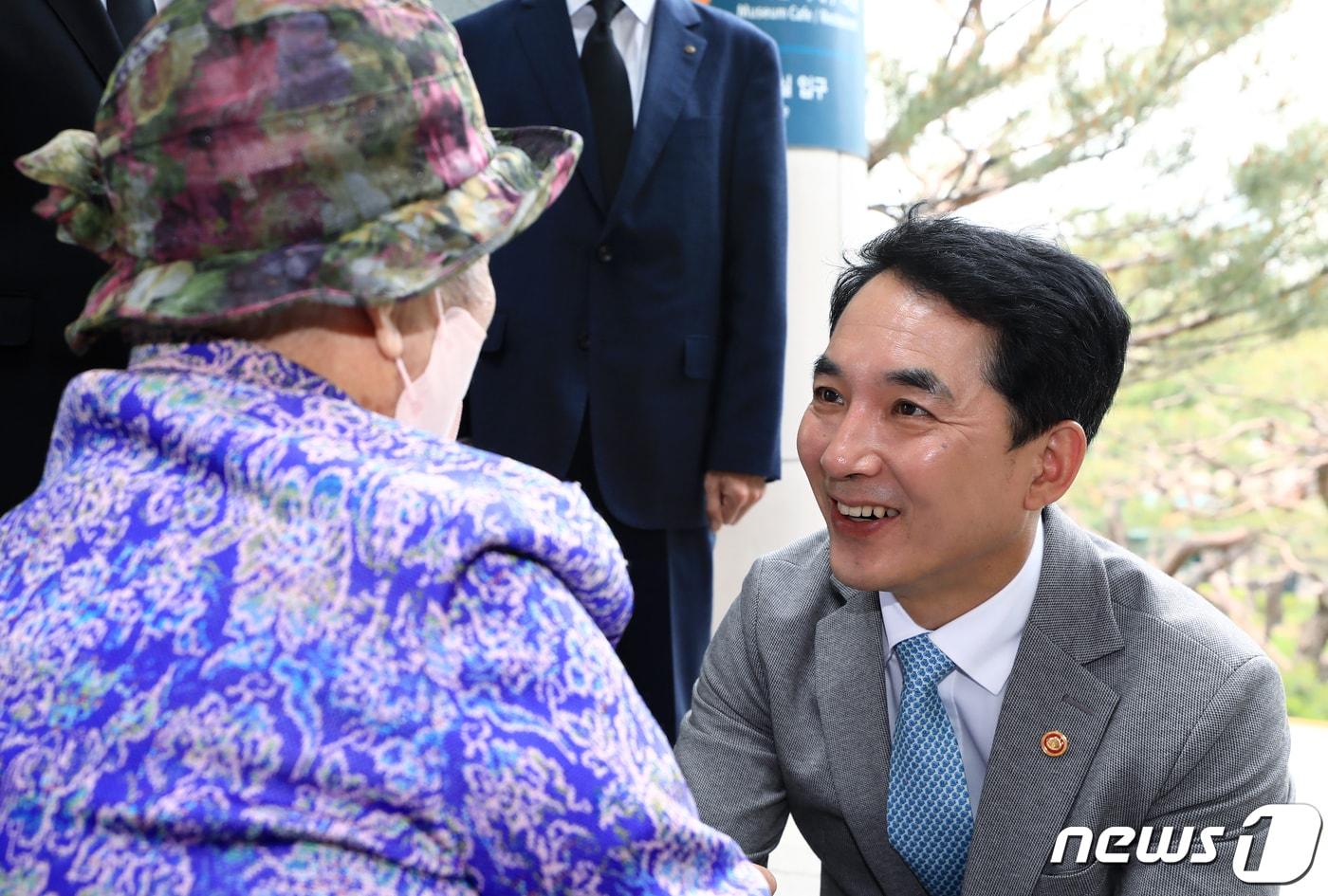 본문 이미지 - 박민식 국가보훈처장이 12일 오전 서울 용산구 전쟁기념관 전사자명비 앞에서 6.25전쟁영웅 고 김한준 대위의 배우자 양옥자 어르신과 대화를 나누고 있다.  2023.5.12/뉴스1 ⓒ News1 박정호 기자