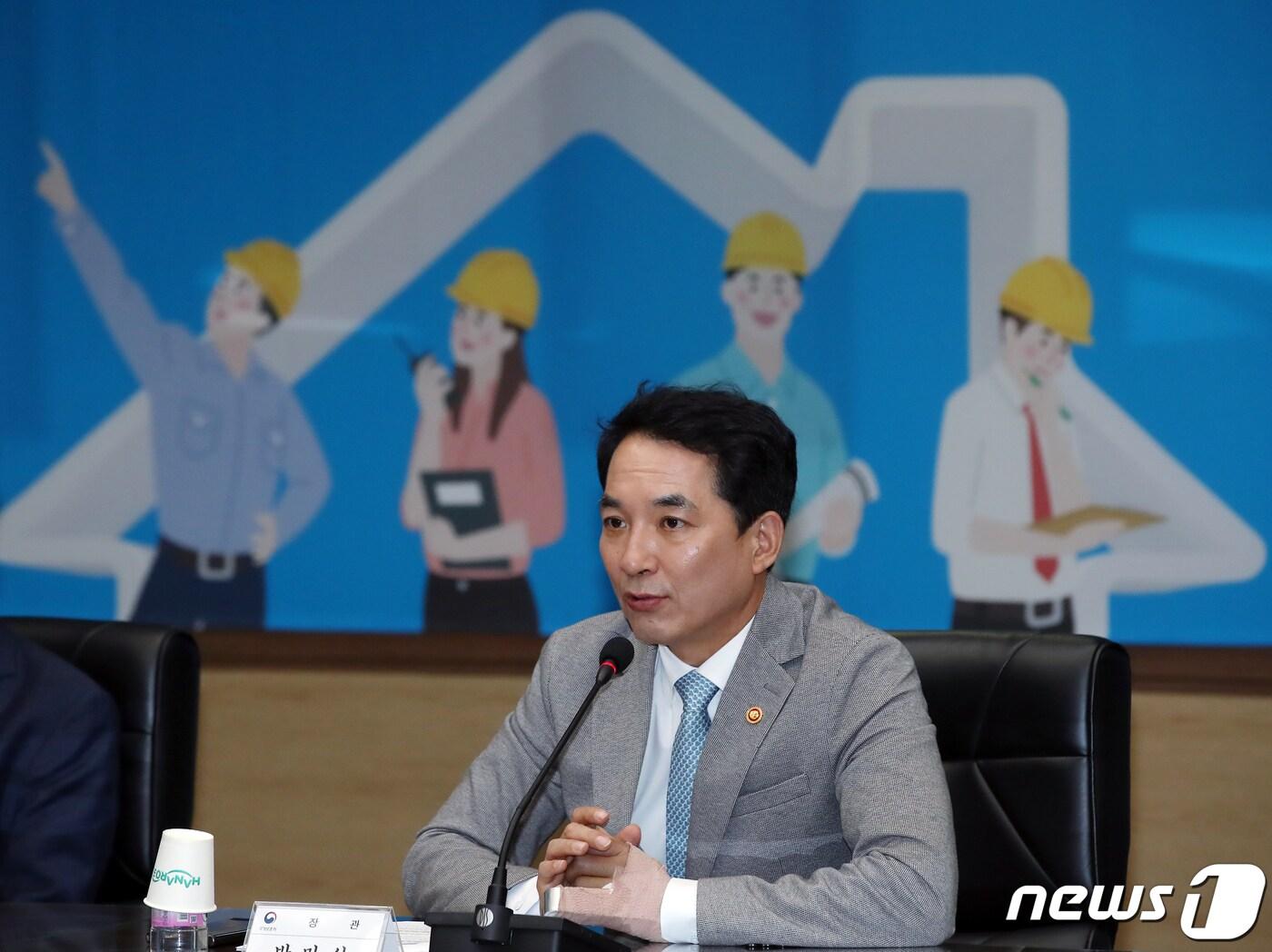 본문 이미지 - 박민식 국가보훈처장이 12일 오전 서울 용산구 전쟁기념관에서 열린 6‧25참전유공자 주거여건 개선사업 업무협약식에서 인사말을 하고 있다. 2023.5.12/뉴스1 ⓒ News1 박정호 기자