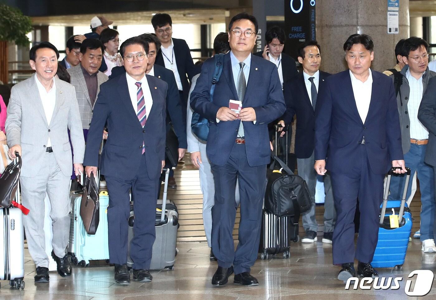 본문 이미지 - 국회의원축구연맹 회장인 정진석 국민의힘 의원과 김영진 더불어민주당 의원 등 여야 의원들이 12일 김포국제공항에서 한·일 국회의원 친선 축구 경기 참가를 위해 일본으로 출국하고 있다. 여야 국회의원 24명, 일본 국회의원 23명이 참가하는 이번 경기는 13일 2002년 한일 월드컵 결승전 개최 경기장인 일본 요코하마 닛산 스타디움에서 열린다. 2023.5.12/뉴스1 ⓒ News1 김민지 기자