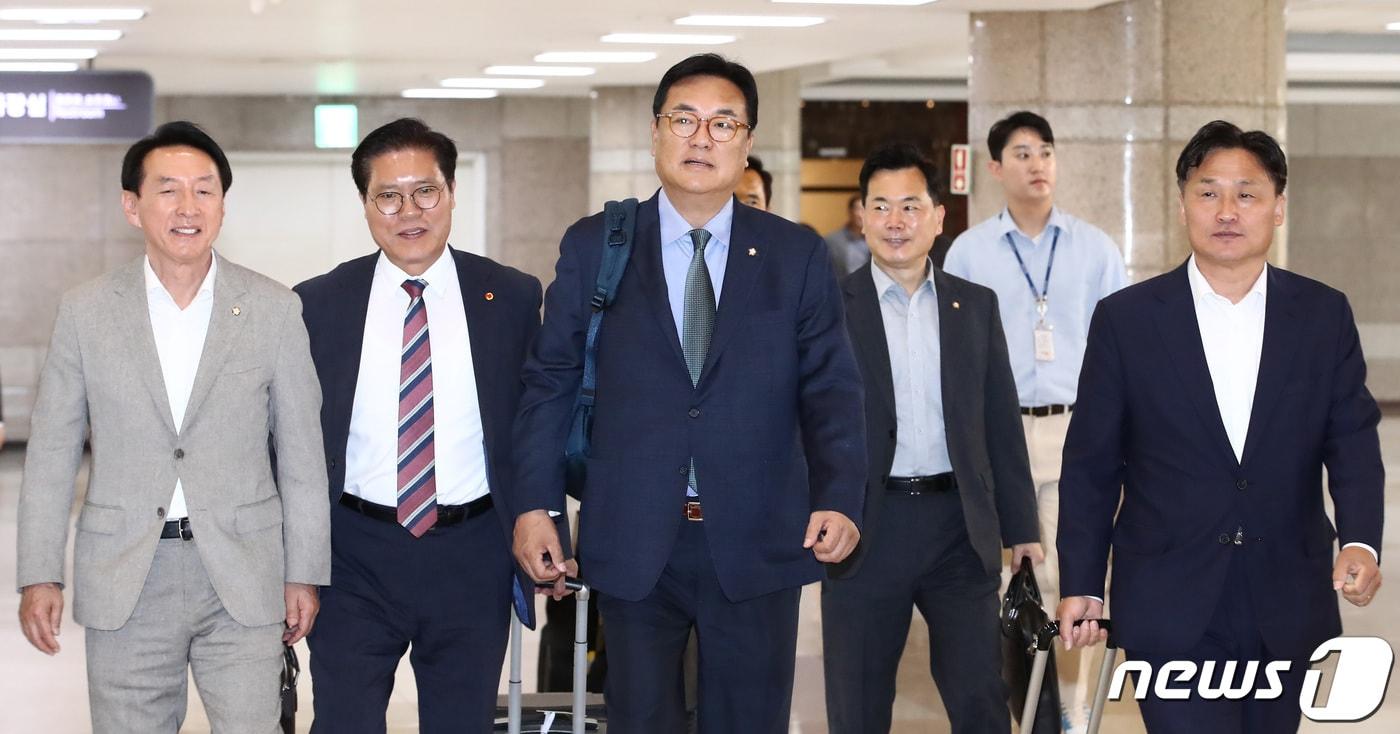 본문 이미지 - 국회의원축구연맹 회장인 정진석 국민의힘 의원을 비롯한 여야 의원들이 12일 김포국제공항에서 한·일 국회의원 친선 축구 경기 참가를 위해 일본으로 출국하고 있다. 여야 국회의원 24명, 일본 국회의원 23명이 참가하는 이번 경기는 13일 2002년 한일 월드컵 결승전 개최 경기장인 일본 요코하마 닛산 스타디움에서 열린다. 2023.5.12/뉴스1 ⓒ News1 김민지 기자
