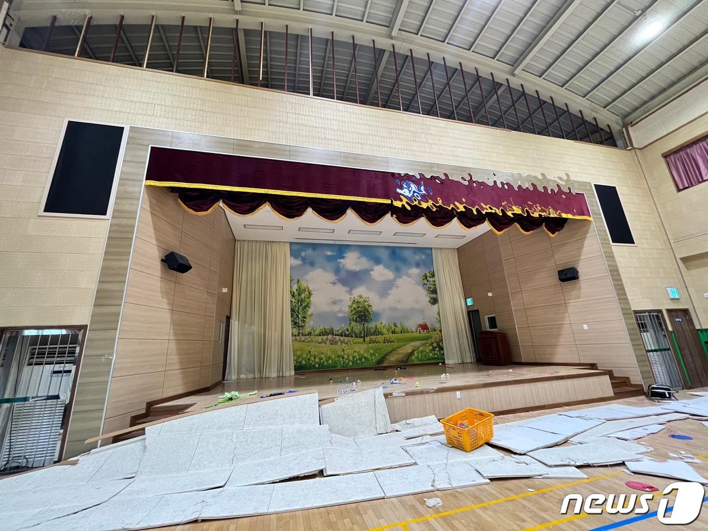 본문 이미지 - 12일 낮 12시25분쯤 전남 여수의 한 초등학교 체육관에서 천장이 무너지는 사고가 발생해 소방당국이 수습을 하고 있다.(여수소방서 제공)2023.5.12/뉴스1 ⓒ News1 최성국 기자