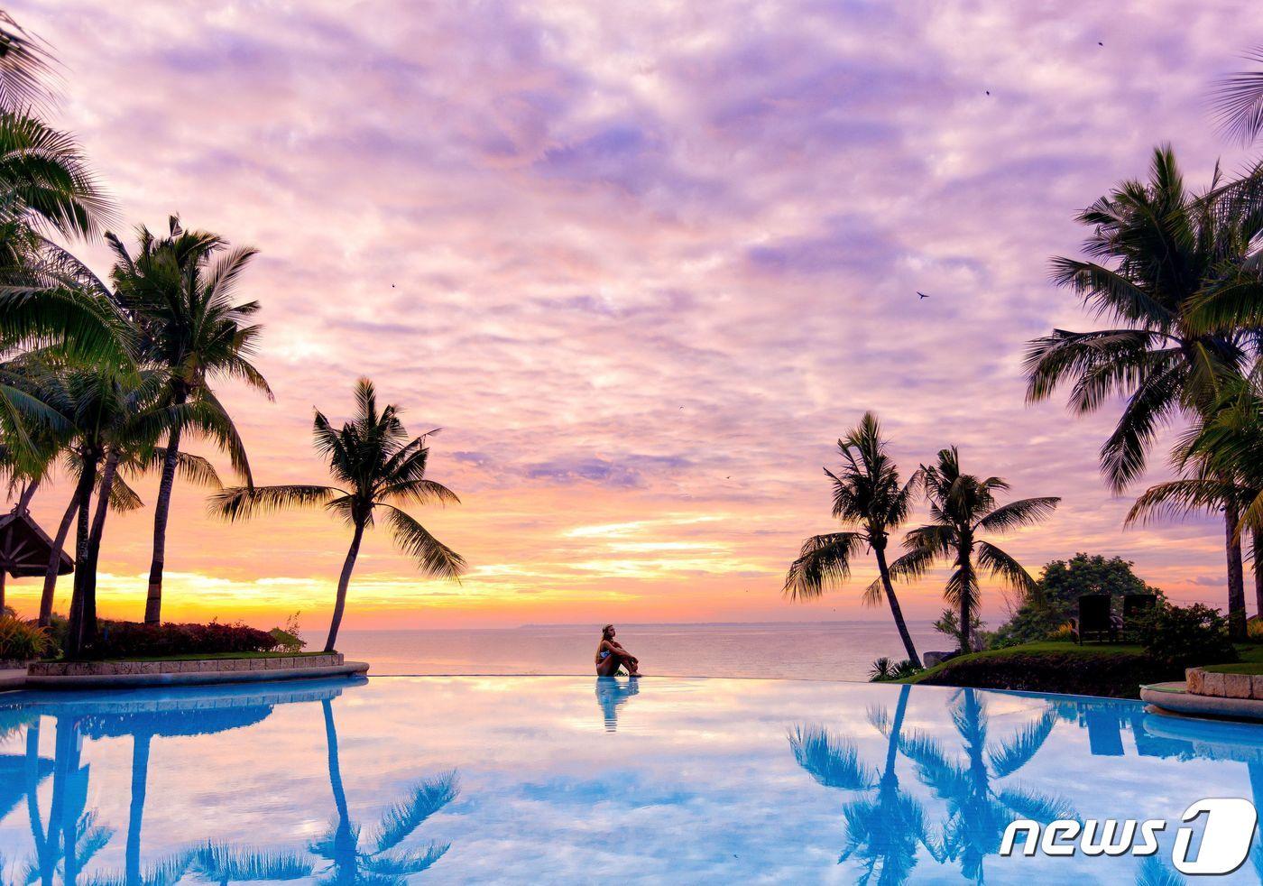 본문 이미지 - 샹그릴라 막탄 세부의 야외 수영장(호텔스닷컴 제공)