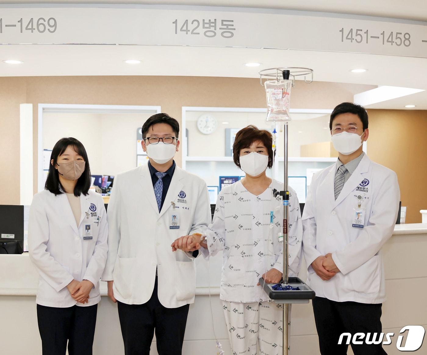 본문 이미지 - 이재근 교수(왼쪽에서 두 번째)와 김옥희씨(오른쪽에서 두 번째)가 이식 간 기능의 최종 검사를 받고 의료진(왼쪽부터 민은기, 김덕기 교수)과 기념 사진을 촬영하고 있다.(세브란스병원 제공)