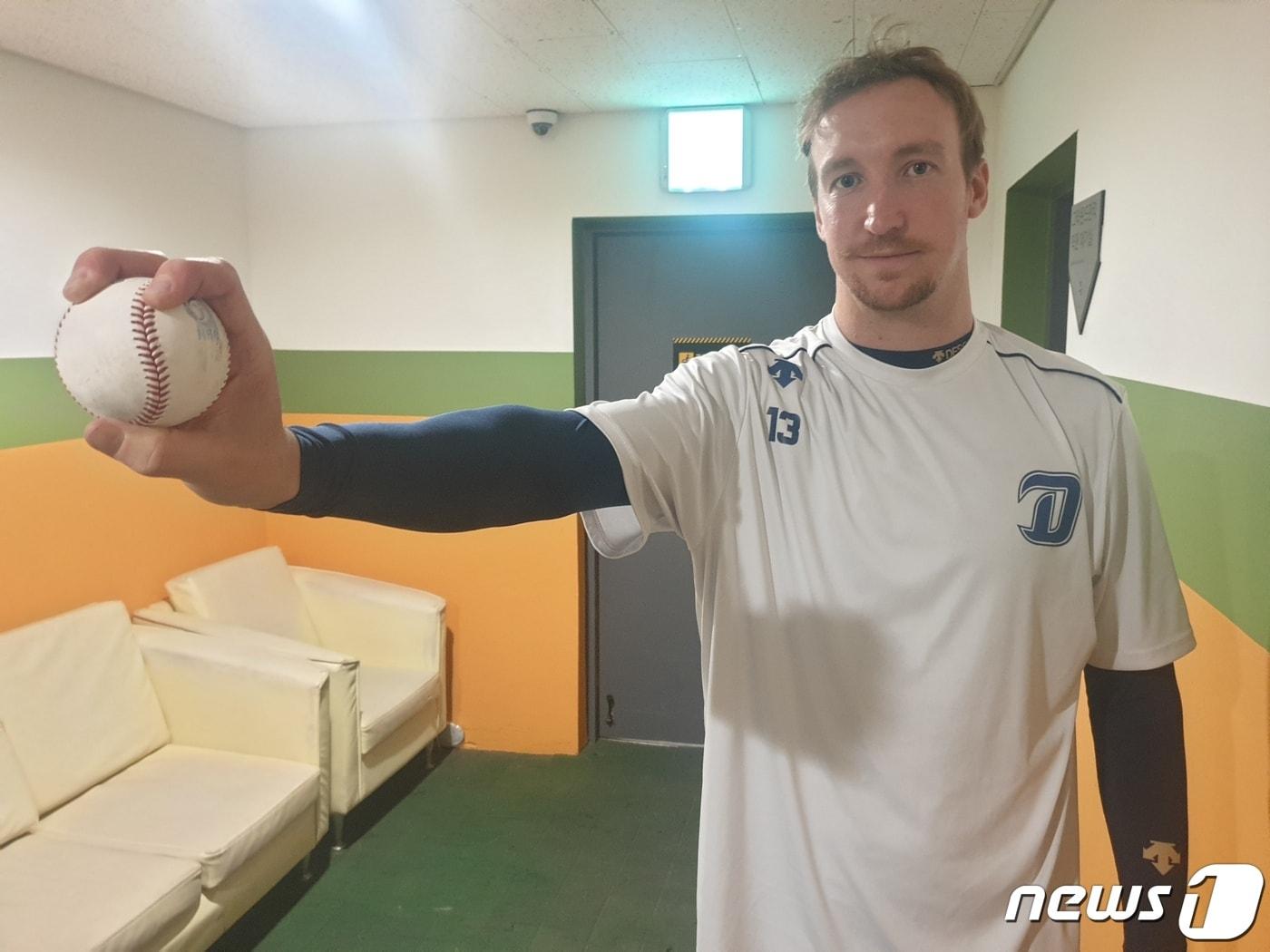 본문 이미지 - NC 다이노스 에릭 페디가 자신의 주무기 스위퍼(sweeper) 그립을 선보이고 있다.