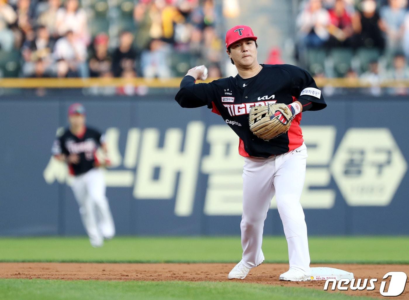 본문 이미지 - 12일 오후 서울 송파구 잠실야구장에서 열린 2023 신한 SOL KBO리그 KIA 타이거즈와 두산 베어스의 경기, 1회말 1사 1,2루 두산 송승환의 내야땅볼 타구를 잡은 KIA 2루수 김선빈이 병살아웃 만들어내고 있다. 2023.5.12/뉴스1 ⓒ News1 이동해 기자