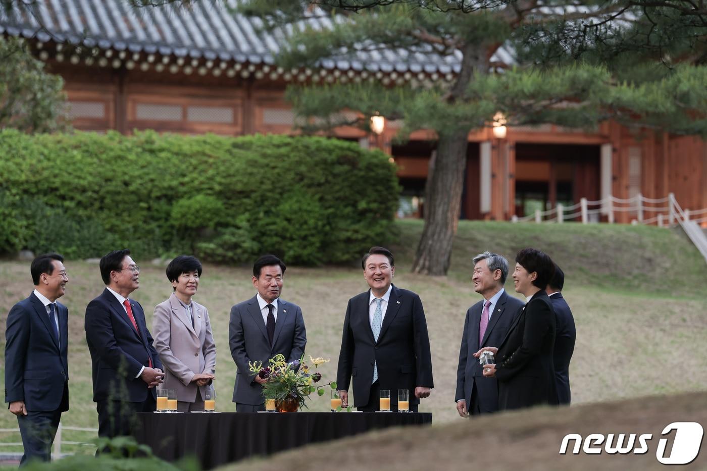 본문 이미지 - 윤석열 대통령이 12일 청와대 상춘재에서 열린 국회의장단 초청 만찬에서 김진표 국회의장을 비롯한 참석자들과 대화하고 있다. (대통령실 제공) 2023.5.12/뉴스1 ⓒ News1 오대일 기자