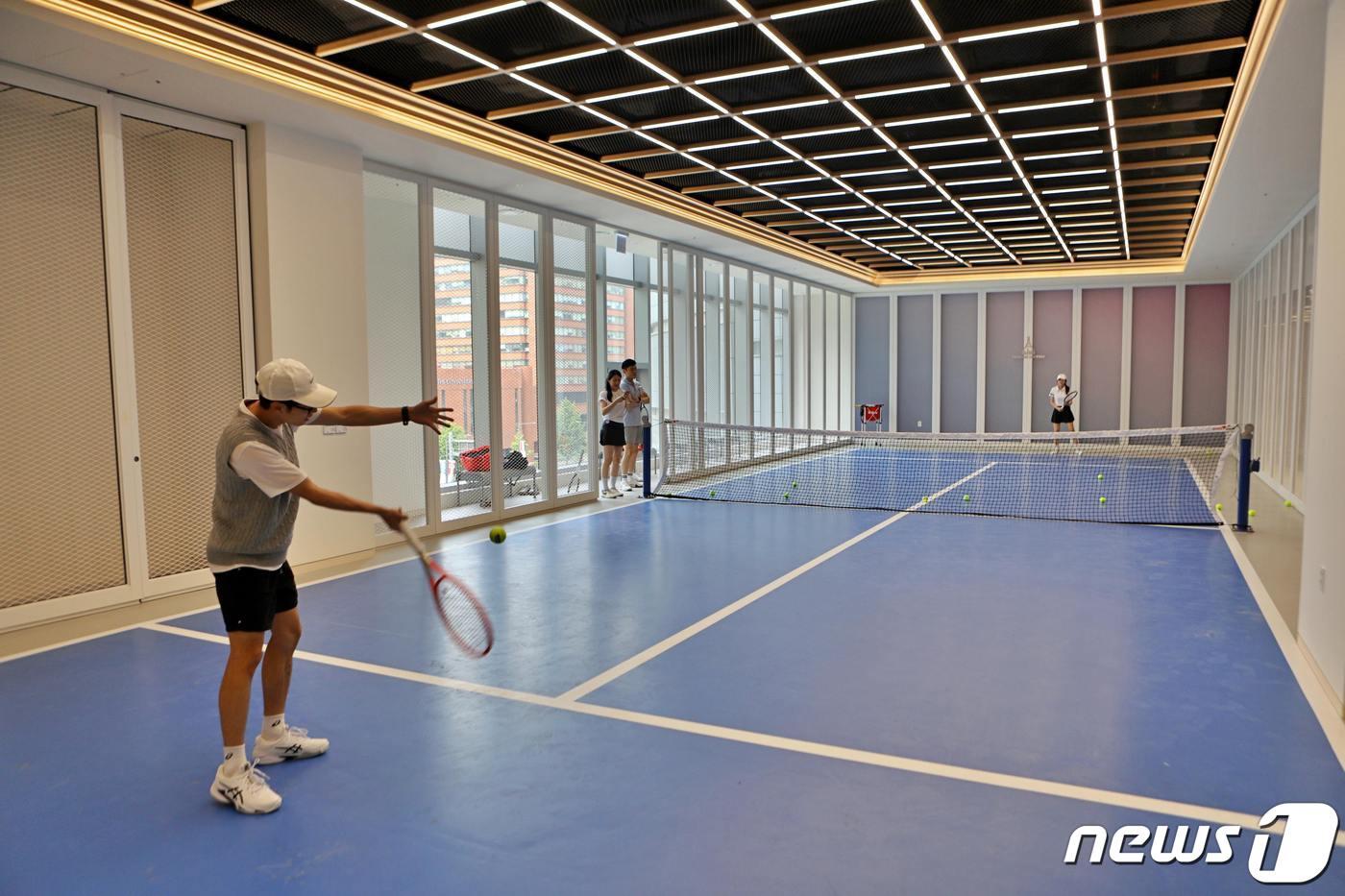 테니스메트로 코트에서 테니스를 치는 고객(롯데쇼핑 제공)