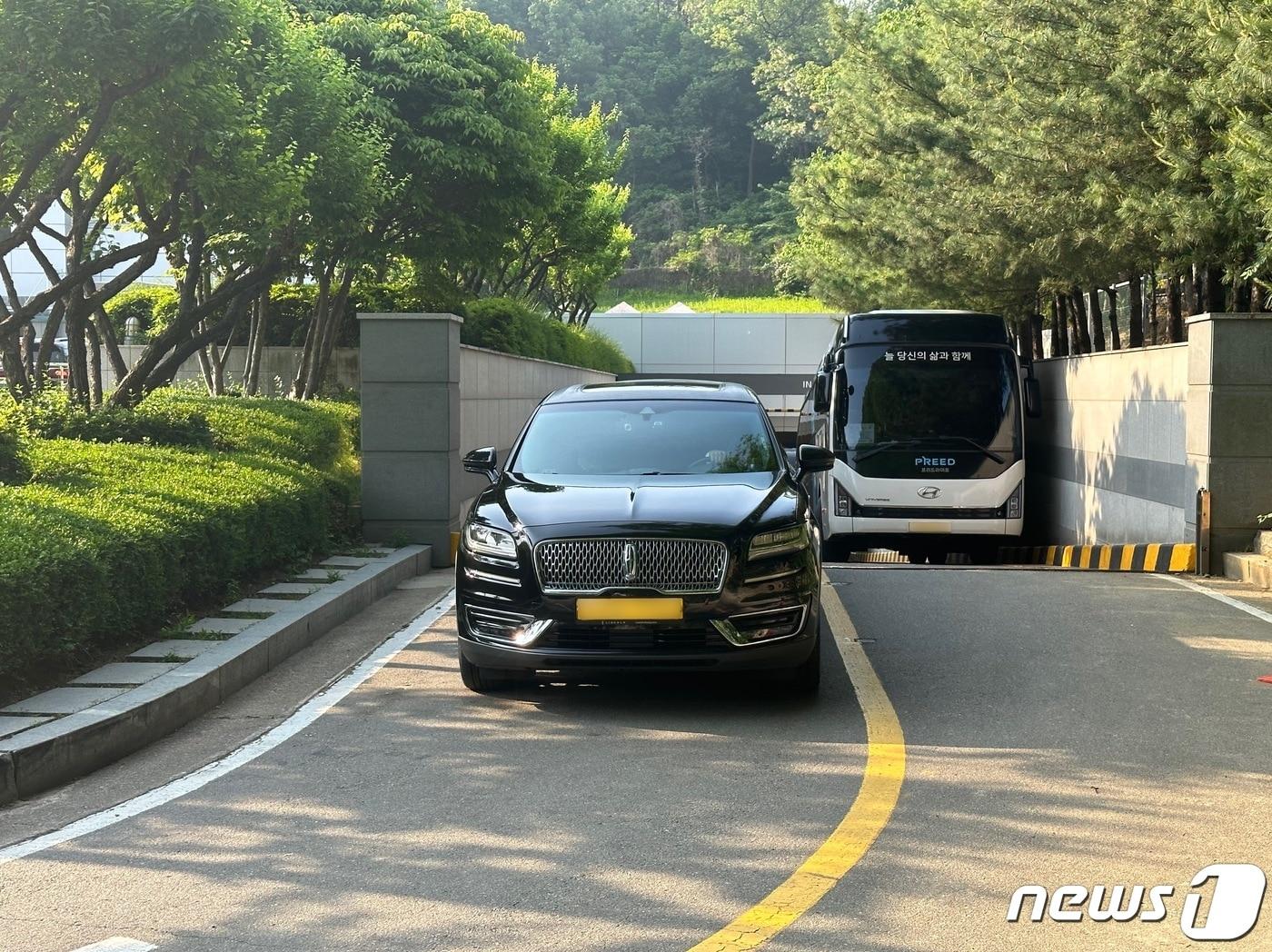 본문 이미지 - 고(故) 김순일 여사의 발인식이 13일 오전 서울 강남구 서울삼성병원 장례식장에서 엄수되고 있다. 