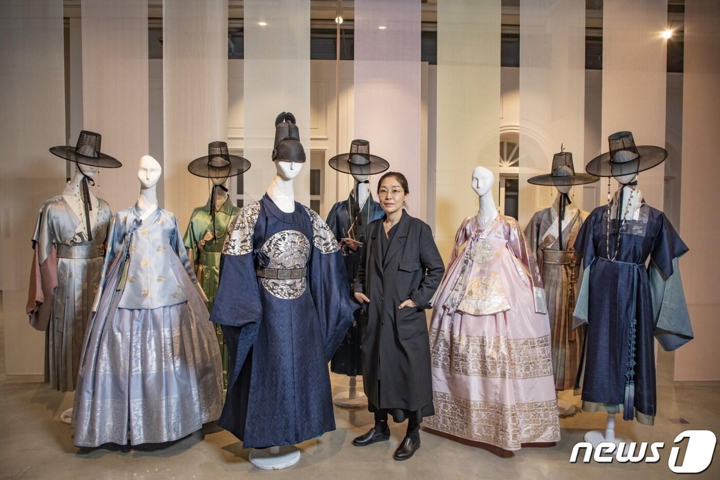 한국전통문화전당(전북 전주시)은 오는 15일부터 두달간 한복문화창작소에서 이진희 디자이너의 '극중 한복 전시전'을 개최한다고 13일 밝혔다.(한국전통문화전당 제공)2023.5.13/뉴스1