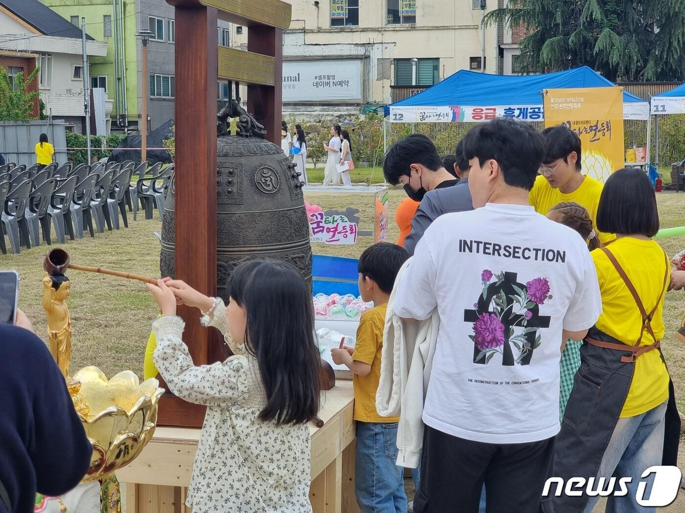 본문 이미지 - 13일 오후 전북 전주시 완산구 전라감영에 마련된 '꿈타는 연등회'에서 방문객들이 행사에 참석하고 있다.2023.5.13/뉴스1 이지선기자