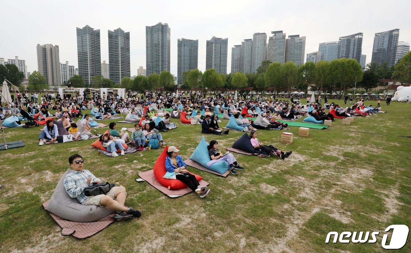 본문 이미지 - 13일 오후 서울 용산구 용산어린이정원을 찾은 시민들이 정원 개방을 기념해 열린 '꿈의 오케스트라'공연을 즐기고 있다. 2023.5.13/뉴스1 ⓒ News1 박세연 기자