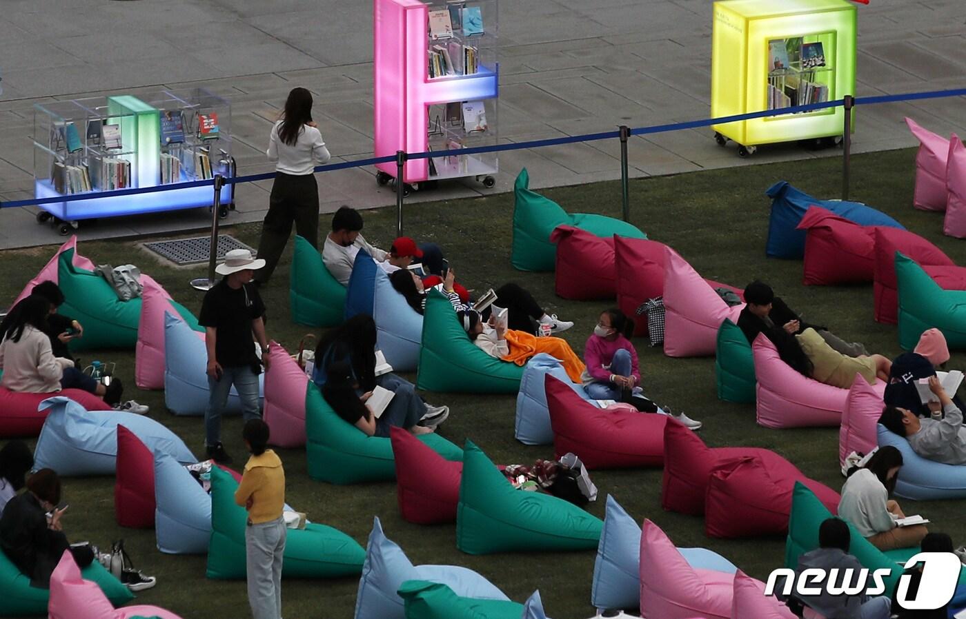 본문 이미지 - 13일 오후 서울 광화문광장에 마련된 야외도서관 '광화문 책마당'을 찾은 시민들이 책을 읽고 있다. 2023.5.13/뉴스1 ⓒ News1 구윤성 기자