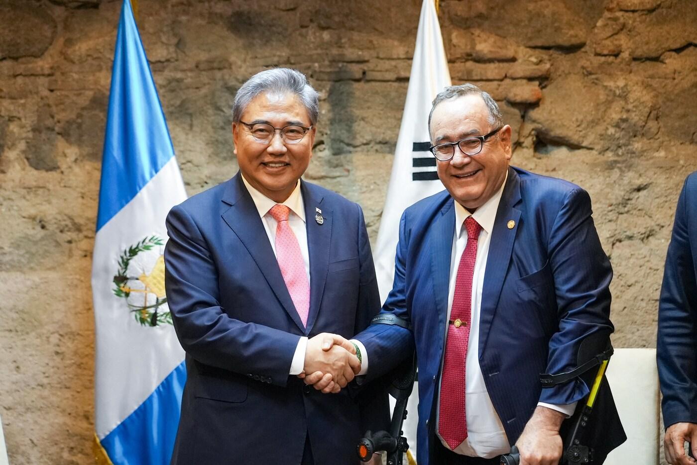 박진 외교부 장관이 알레한드로 자마떼이 과테말라 대통령과 악수하고 있다.(외교부 제공)