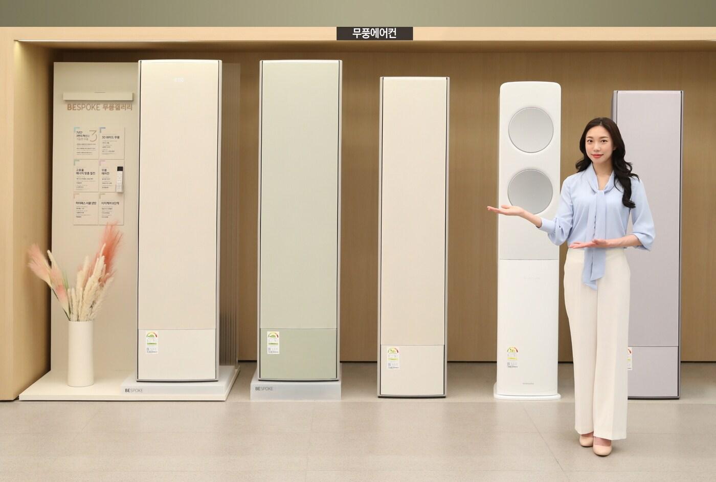 삼성전자 모델이 서울 대치동에 위치한 삼성스토어 대치점에서 무풍에어컨을 소개하고 있다.(삼성전자 제공)