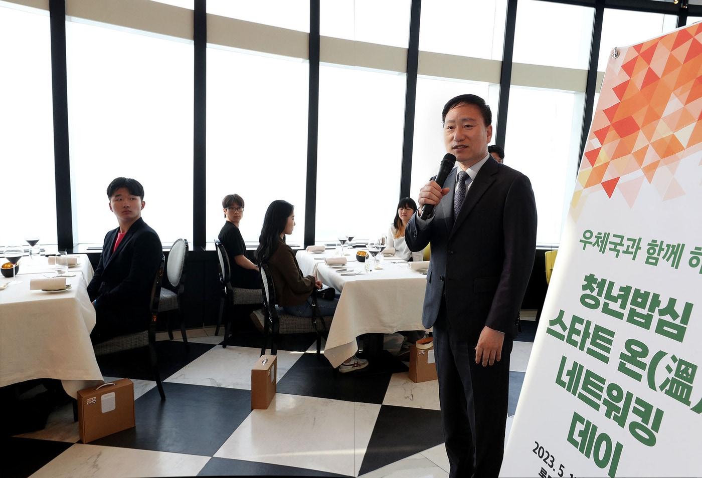 본문 이미지 - 손승현 우정사업본부장이 12일 오후 서울 시그니엘 호텔에서 ‘우체국 청년밥심 스타트 온(溫) 네트워킹데이’ 행사에서 발언하고 있다. (우정사업본부 제공) 2023.05,14 /뉴스1