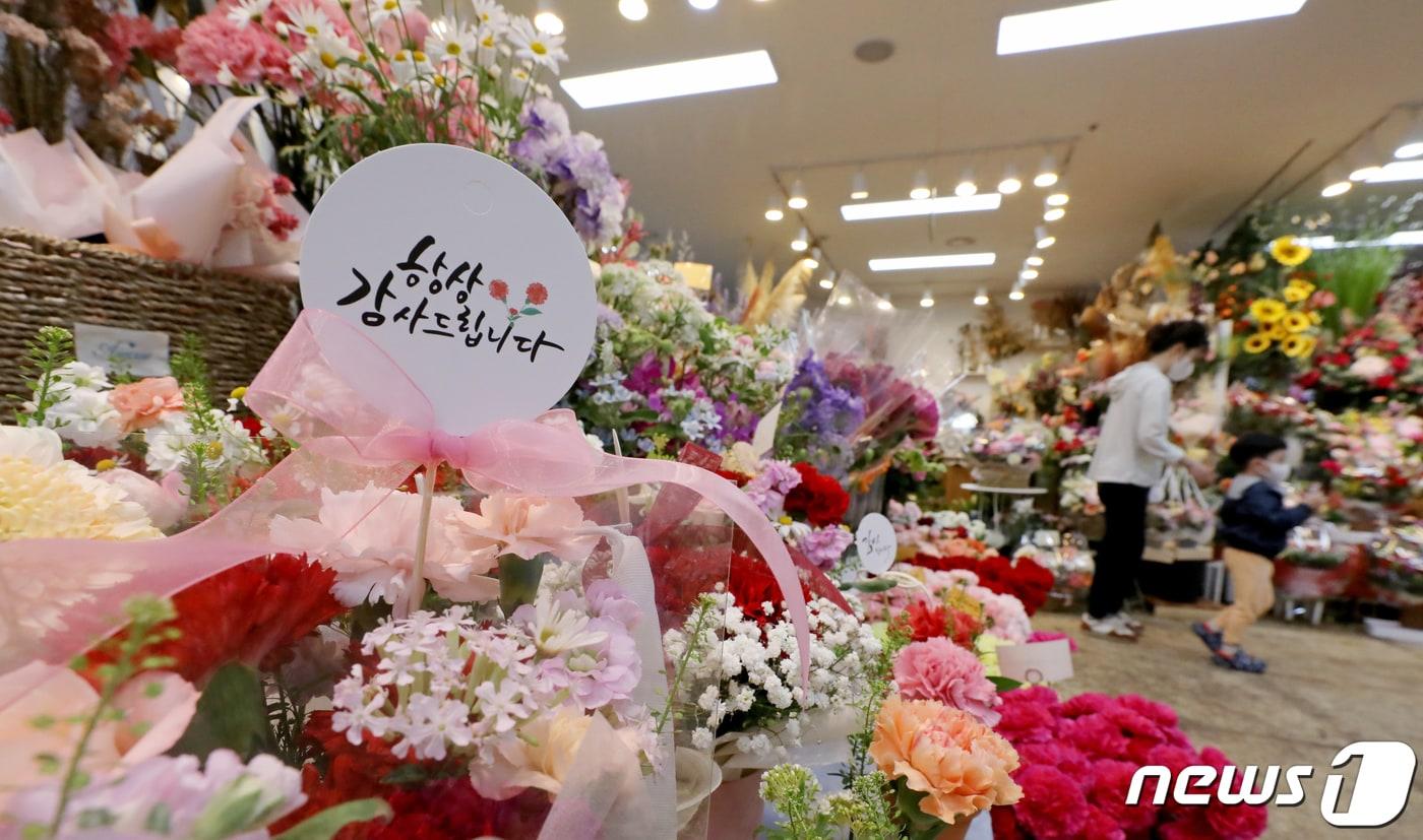 본문 이미지 - 스승의날을 하루 앞둔 14일 오전 서울 서초구 양재꽃시장을 찾은 시민들이 스승께 전달할 꽃을 구매하고 있다. (사진은 기사 내용과 무관함) 2023.5.14/뉴스1 ⓒ News1 자료 사진