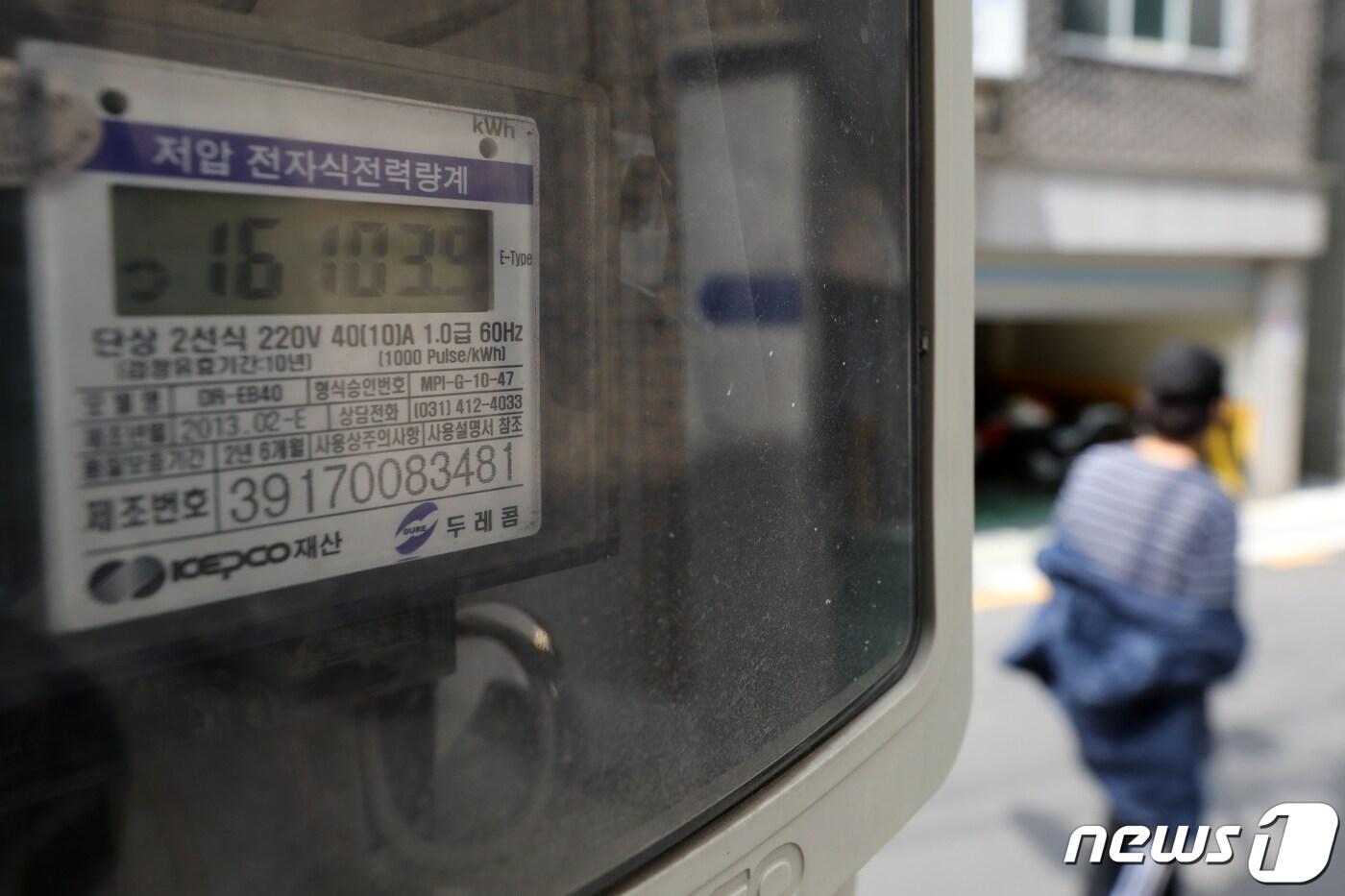 본문 이미지 - 전기요금 인상안 발표를 앞둔 14일 서울 종로구의 한 주택가에 전력량계가 설치돼 있다.  2023.5.14/뉴스1 ⓒ News1 이승배 기자