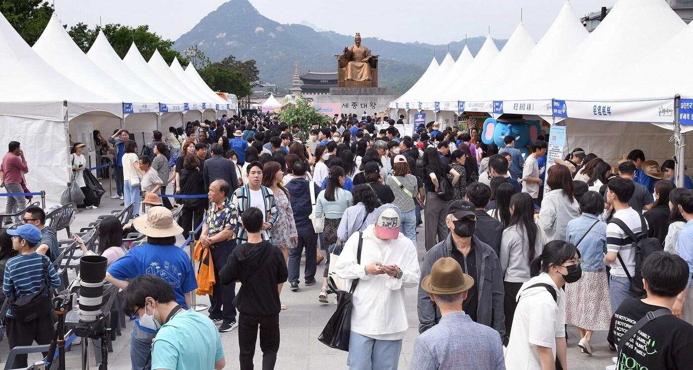 13일 서울 광화문광장에서 열린 '푸른코끼리 비폭력 캠페인'에 시민들이 부스를 체험하고 있다.(삼성 제공)