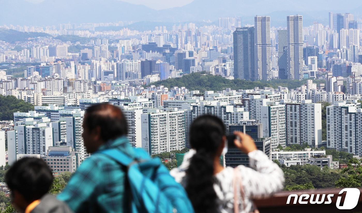 본문 이미지 - 14일 서울 중구 남산 전망대를 찾은 관광객들이 도심 속 아파트 단지를 바라보고 있다.  2023.5.14/뉴스1 ⓒ News1 장수영 기자
