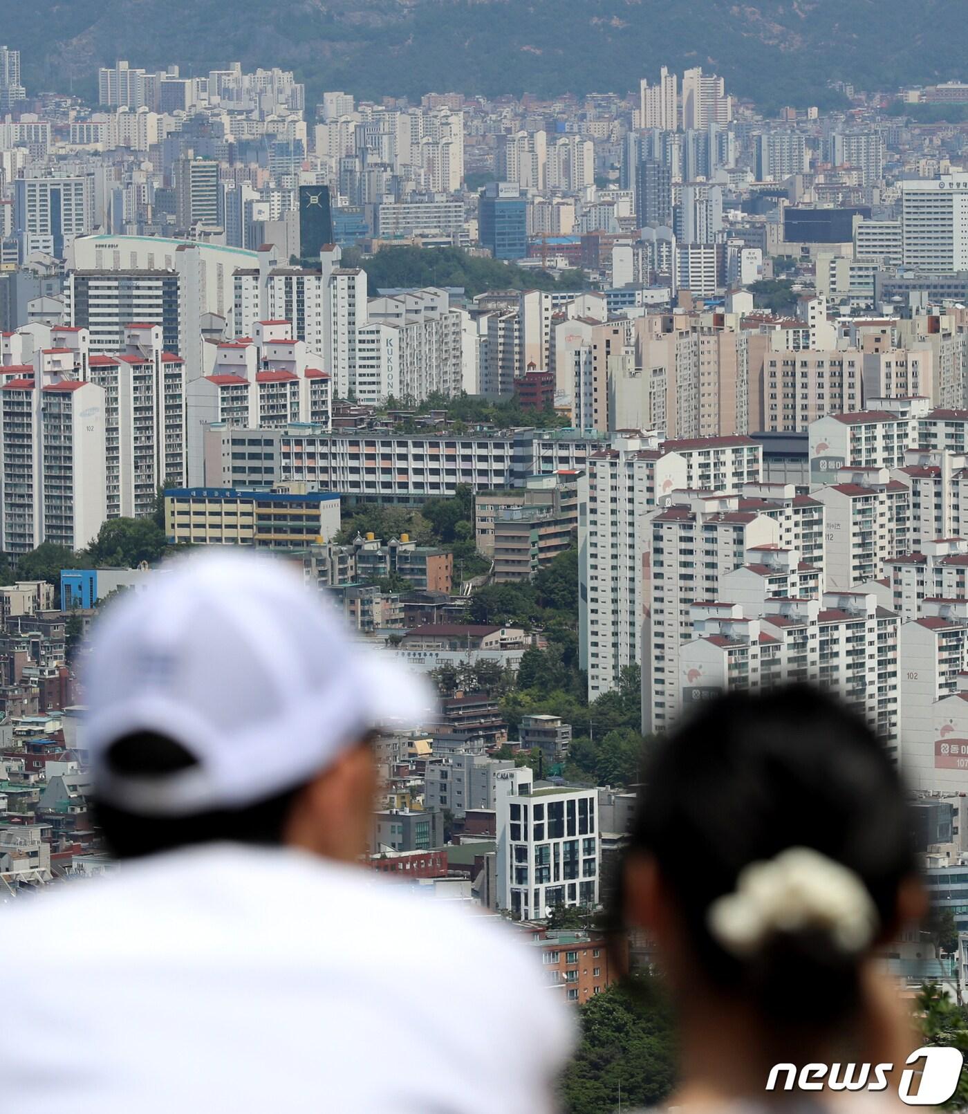 본문 이미지 - 14일 서울 중구 남산 전망대를 찾은 관광객들이 도심 속 아파트 단지를 바라보고 있다. 2023.5.14/뉴스1 ⓒ News1 장수영 기자