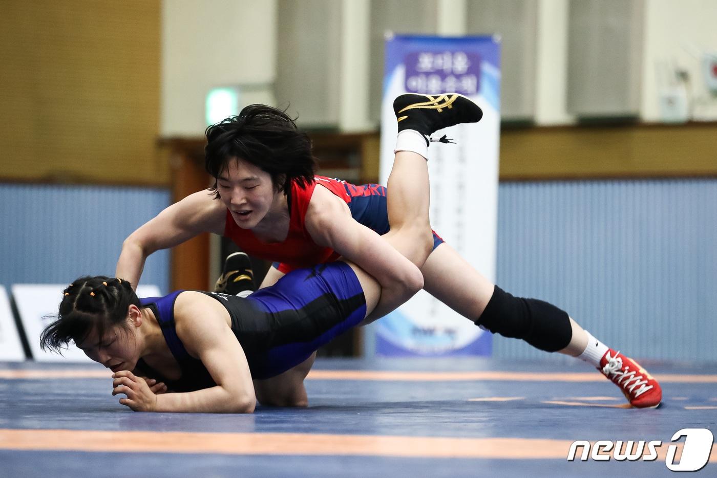 14일 강원도 양구문화체육회관에서 열린 레슬링 국가대표 2차 선발전에서 삼성생명 권영진(홍)과 부산체육회 이혜림(청)이 여자 자유형 57kg급 경기를 펼치고 있다. 2023.5.14/뉴스1 ⓒ News1 유승관 기자