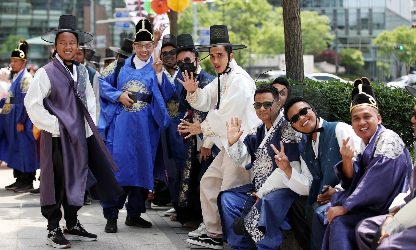  14일 서울 경복궁 앞 한복 대여점 앞이 한복을 입은 외국인관광객으로 붐비고 있다. &#40;사진은 기사 내용과 무관함&#41; / 뉴스1 ⓒ News1