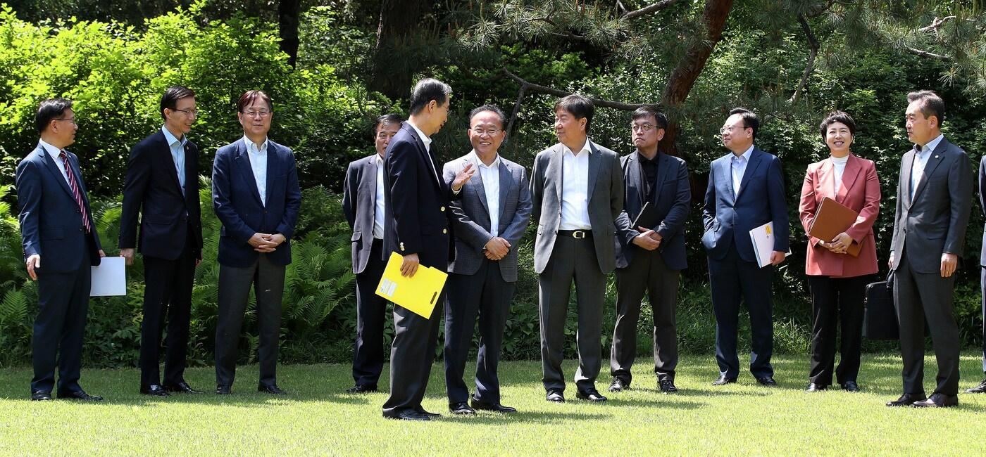 본문 이미지 - 한덕수 국무총리가 14일 오후 서울 종로구 총리 공관에서 열린 고위당정협의회에 앞서 윤재옥 국민의힘 원내대표와 대화를 나누고 있다. 2023.5.14/뉴스1 ⓒ News1 박지혜 기자