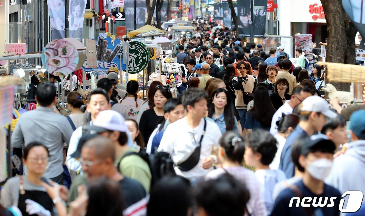 사실상의 코로나19 엔데믹 이후 첫 주말인 14일 서울 중구 명동거리가 많은 관광객들로 북적이고 있다. 2023.5.14/뉴스1 ⓒ News1 장수영 기자