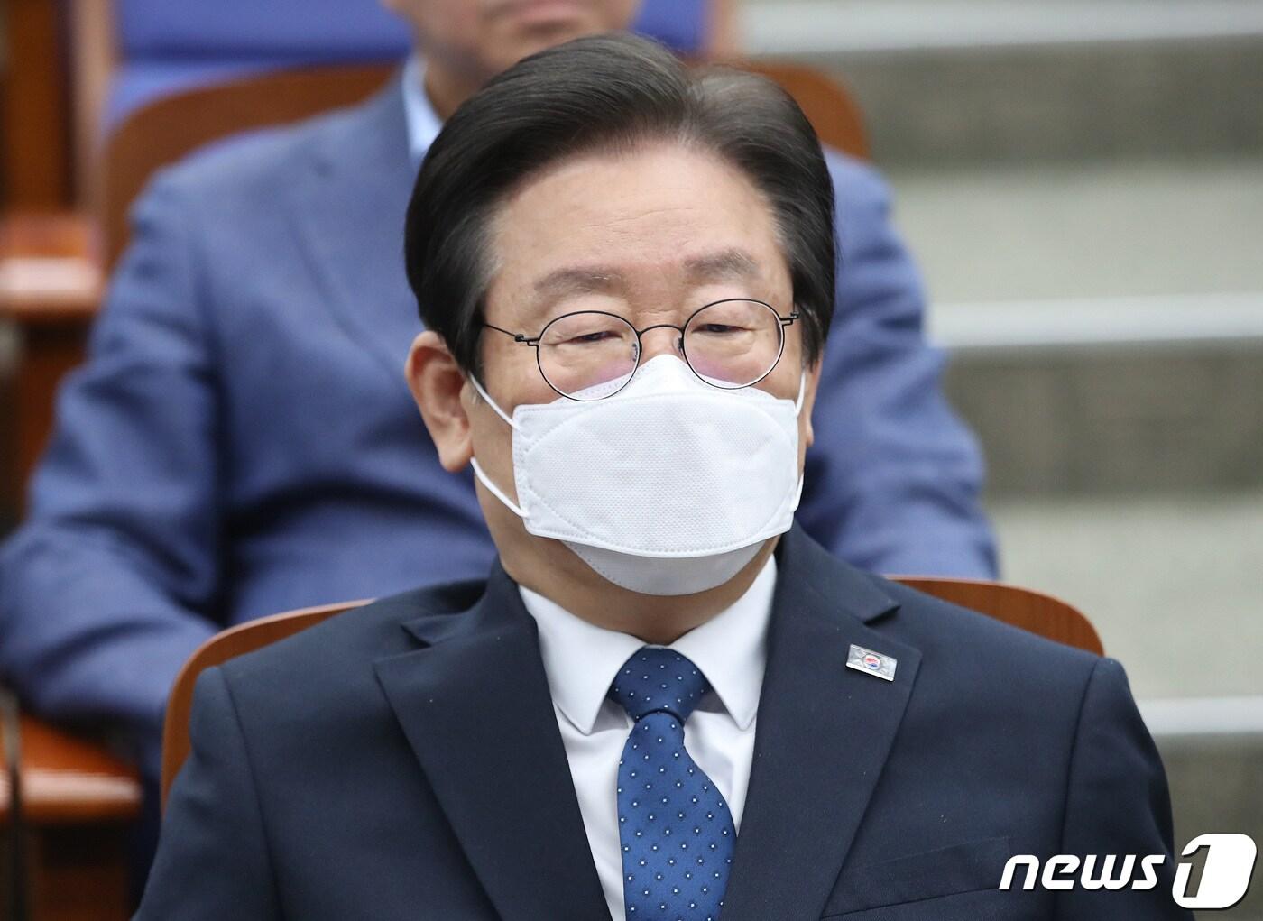 본문 이미지 - 이재명 더불어민주당 대표가 14일 오후 서울 여의도 국회에서 열린 쇄신 의원총회에서 의원들의 발언을 경청하고 있다. 2023.5.14/뉴스1 ⓒ News1 임세영 기자