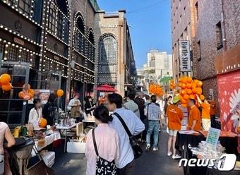 본문 이미지 - 14일 서울 용산구 이태원 세계음식거리에 플리마켓이 열렸다. ⓒ News1 이민주 기자