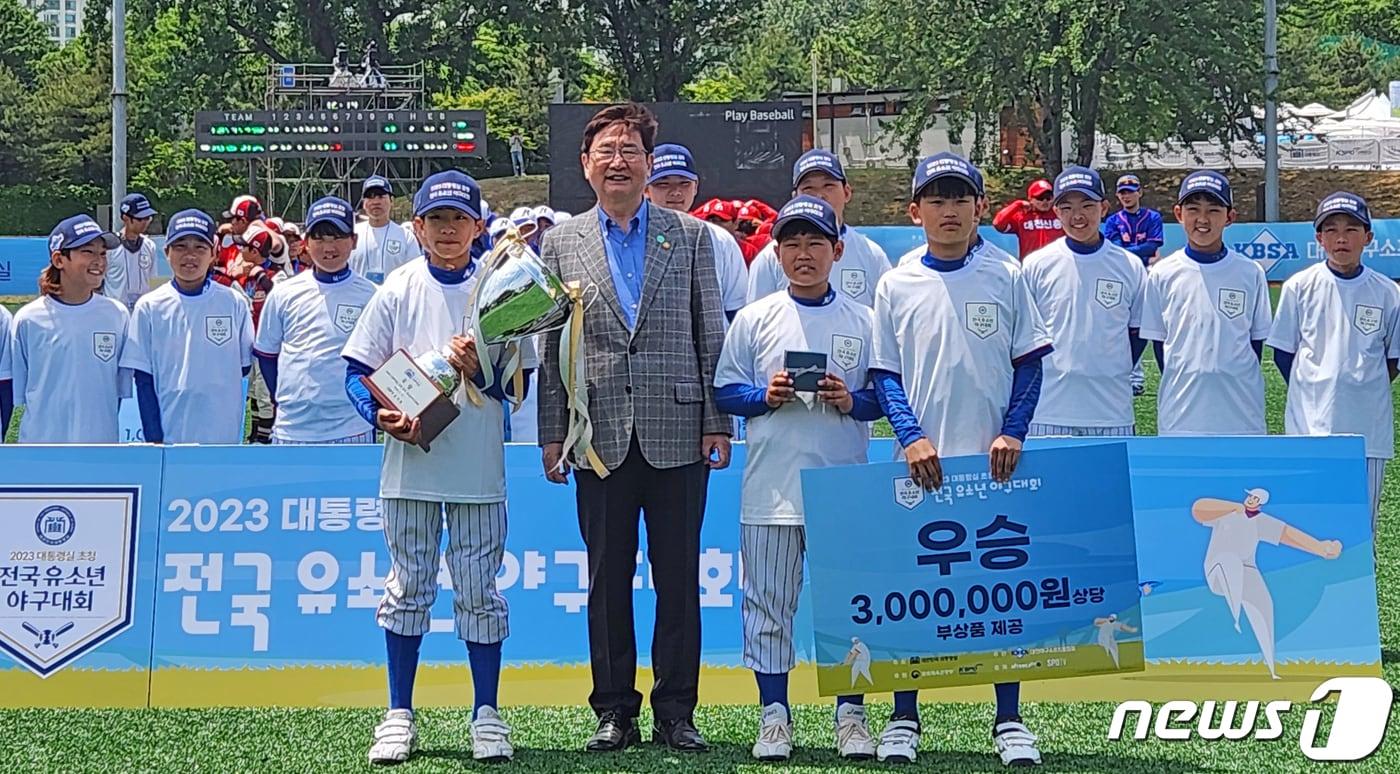 본문 이미지 - 박보균 문화체육관광부 장관이 14일 서울 용산어린이정원 스포츠 필드에서 열린 2023 대통령실 초청 전국 유소년 야구대회 현장을 방문해 우승팀인 서울 가동초등학교에 우승 트로피를 수여 후 기념촬영을 하고 있다. (문화체육관광부 제공) 2023.5.14/뉴스1