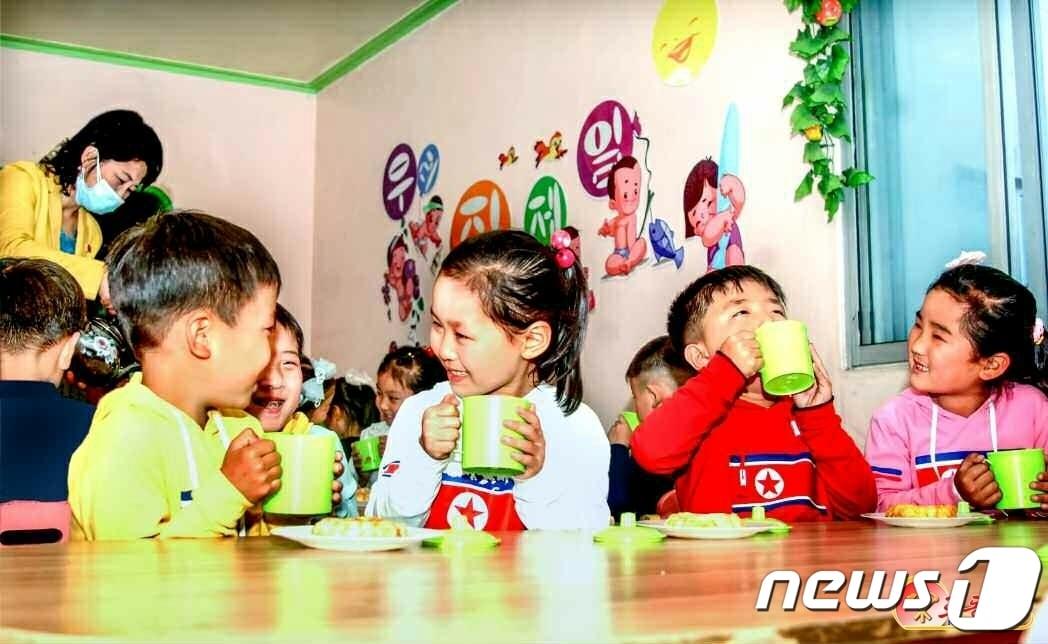 본문 이미지 - (평양 노동신문=뉴스1) = 북한 어린이. (자료사진) [국내에서만 사용가능. 재배포 금지. DB 금지. For Use Only in the Republic of Korea. Redistribution Prohibited] rodongphoto@news1.kr