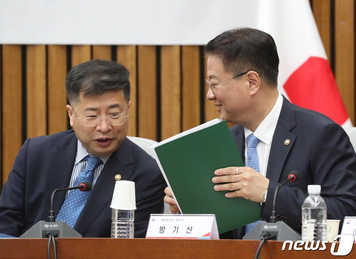 본문 이미지 - 방기선 기획재정부1차관과 강경성 산업통상자원부 2차관이 15일 오전 서울 여의도 국회에서 열린 전기·가스 요금 관련 당정협의회에서 대화를 나누고 있다. 2023.5.15/뉴스1 ⓒ News1 송원영 기자