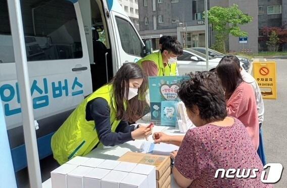 본문 이미지 - 충북 보은군이 운영하는 '방방곡곡 마음안심버스' 모습. (보은군 제공) 