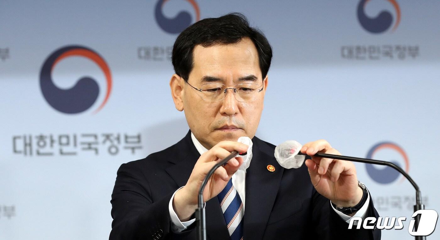 본문 이미지 - 이창양 산업통상자원부 장관이 15일 서울 종로구 정부서울청사에서 2023년도 2분기 전기·가스요금 조정안 및 취약계층 지원 대책 발표에 앞서 마이크를 고쳐 잡고 있다. 2023.5.15/뉴스1 ⓒ News1 박지혜 기자