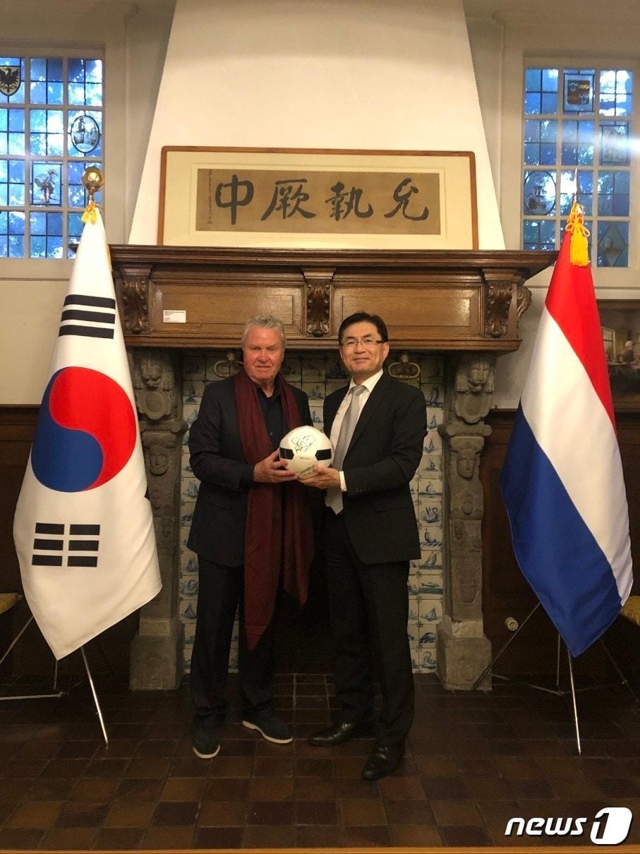 본문 이미지 - 정연두 주 네덜란드 한국 대사와 전 국가대표 축구감독 히딩크.