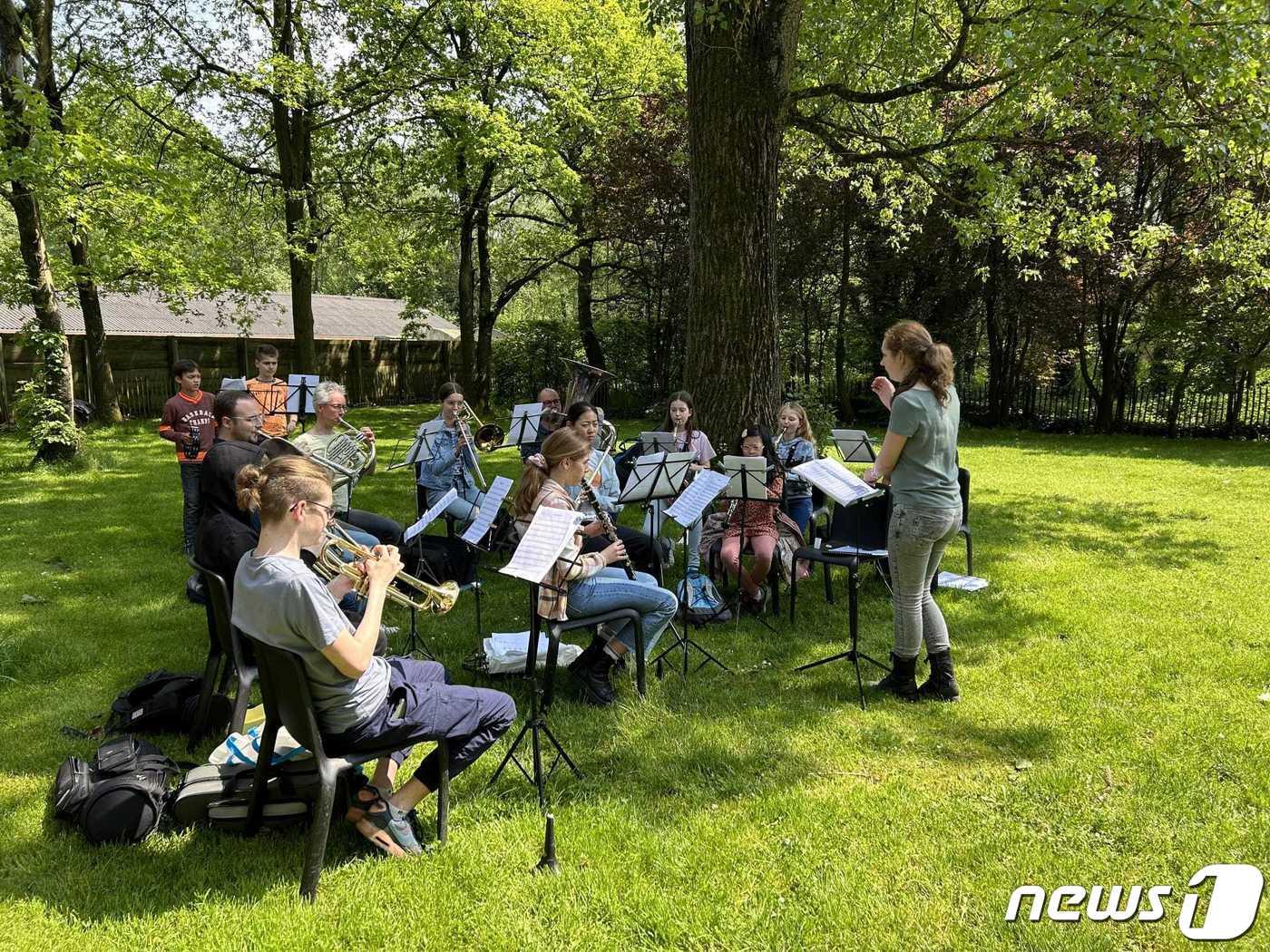 본문 이미지 - 평생 인생을 아름답게 만들 음악 취미가 목적인 네덜란드 음악 사교육. 음악 동호회 활동은 나이 구분이 없다.