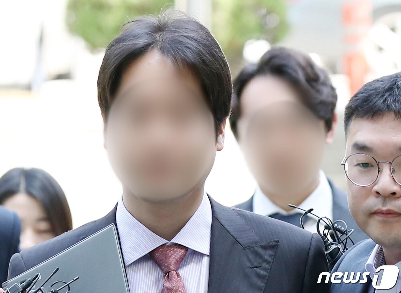 본문 이미지 - 200억원대 사기 대출에 관여한 혐의를 받는 더불어민주당 국회의원 아들 A씨(왼쪽)와 재무담당 이사 B씨가 15일 오전 서울 서초구 서울중앙지방법원에서 열린 영장실질심사에 출석하고 있다. 한의원·한방병원 프랜차이즈 기업 대표이사인 A씨는 개원을 희망하는 한의사들이 신용보증기금에서 대출을 받을 수 있도록 허위 잔액증명서를 만들어 준 혐의를 받는다. 2023.5.15/뉴스1 ⓒ News1 민경석 기자