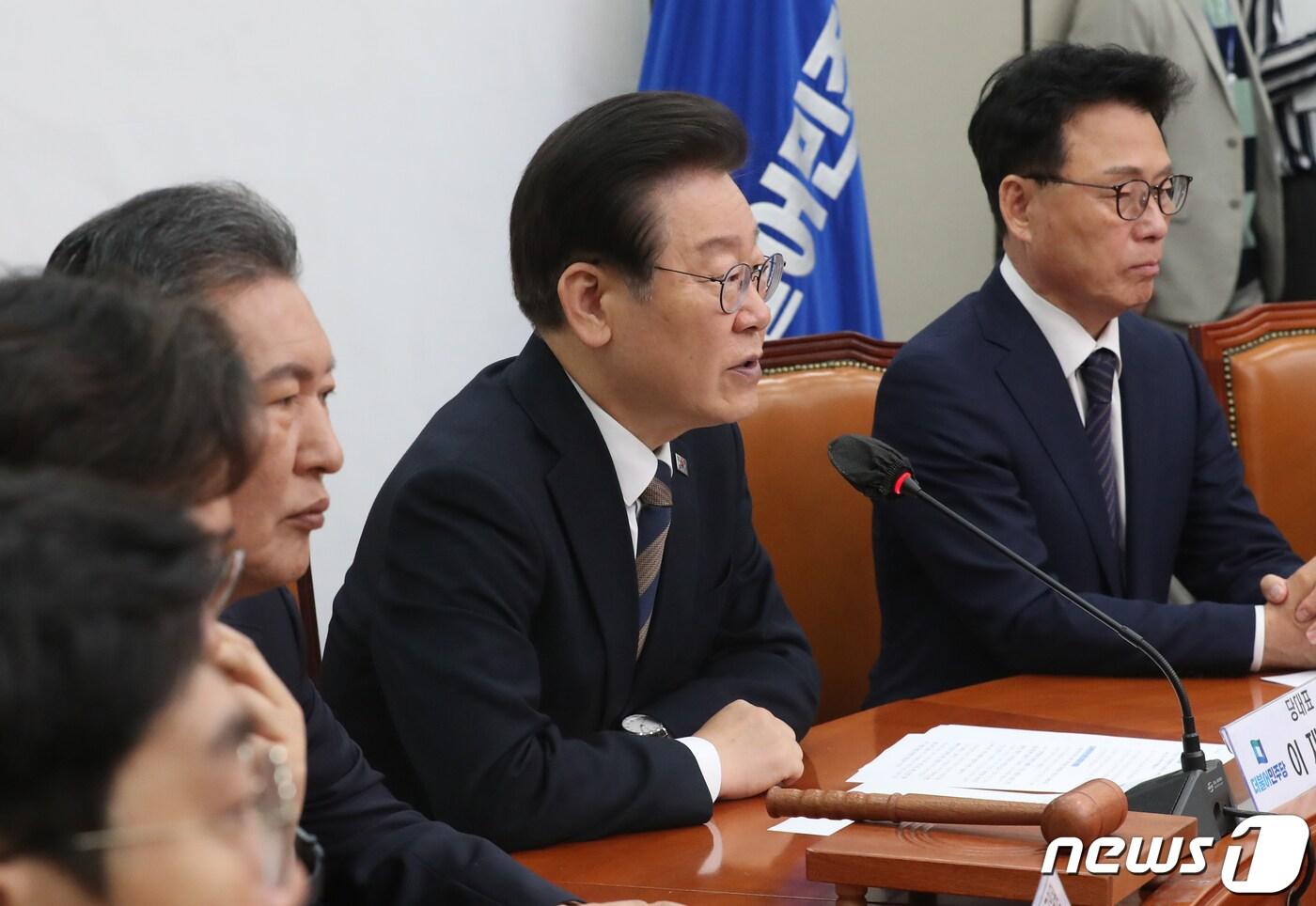 본문 이미지 - 이재명 더불어민주당 대표가 15일 오전 서울 여의도 국회에서 열린 최고위원회의에서 발언을 하고 있다. 2023.5.15/뉴스1 ⓒ News1 송원영 기자