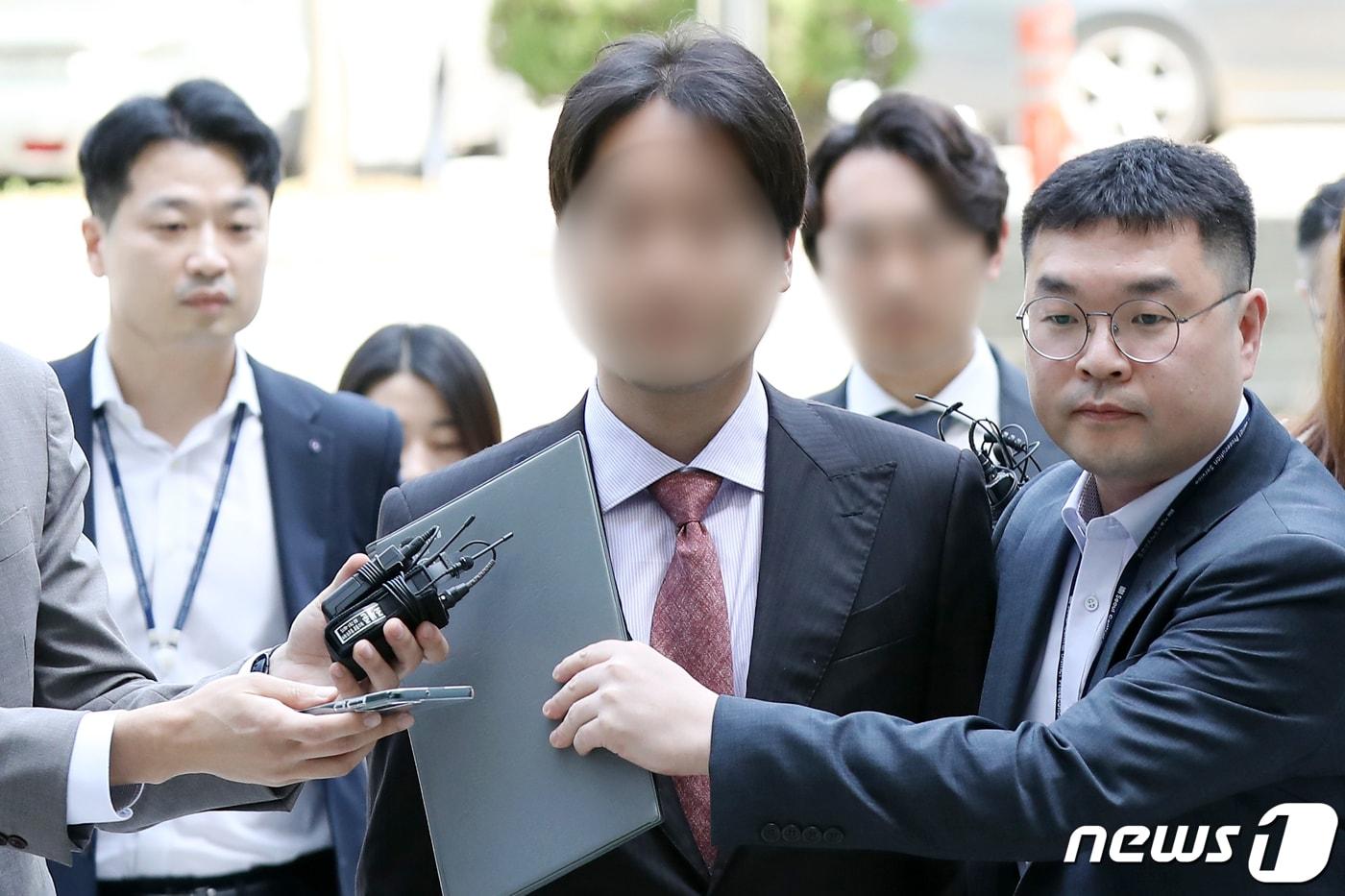 본문 이미지 - 200억 원대 사기 대출에 관여한 혐의를 받는 더불어민주당 국회의원의 아들 A씨와 재무담당 이사 B씨(A씨 뒤)가 2023년 5월15일 서울 서초구 서울중앙지방법원에서 열린 영장실질심사에 출석하고 있다. 2023.5.15 ⓒ 뉴스1 민경석 기자