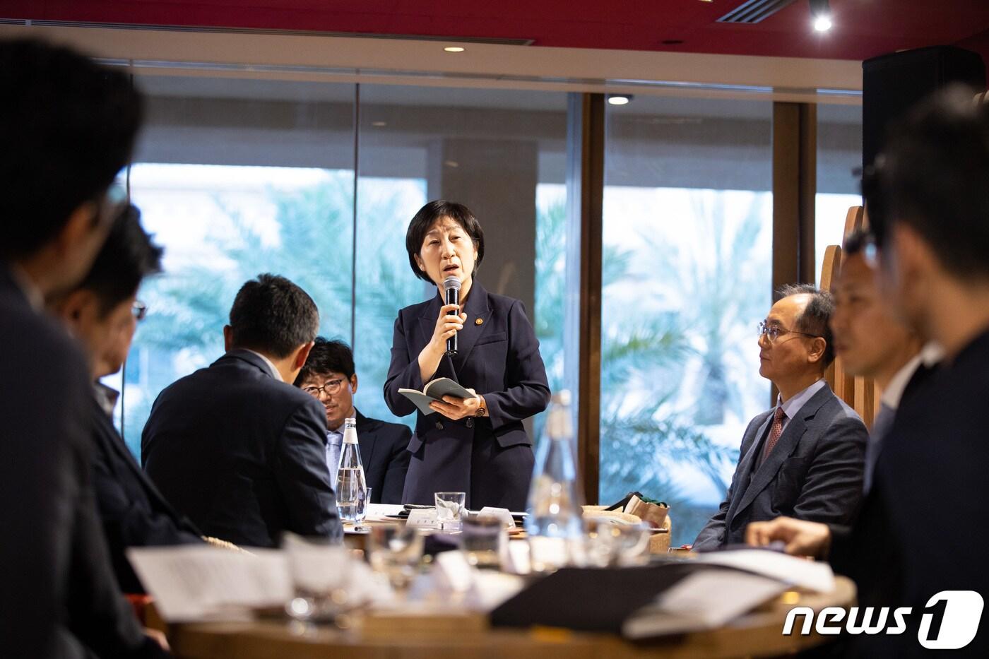 본문 이미지 - 한화진 환경부 장관이 14일(현지시간) 오후 사우디아라비아 리야드에서 사우디아라비아 진출 국내 녹색산업 기업 관계자들과 간담회를 하고 있다. 이날 한 장관은 환경부 해외진출 정책 방향을 안내하고 한국 기업의 해외 진출 애로사항을 청취했다. (환경부 제공) 2023.5.15/뉴스1