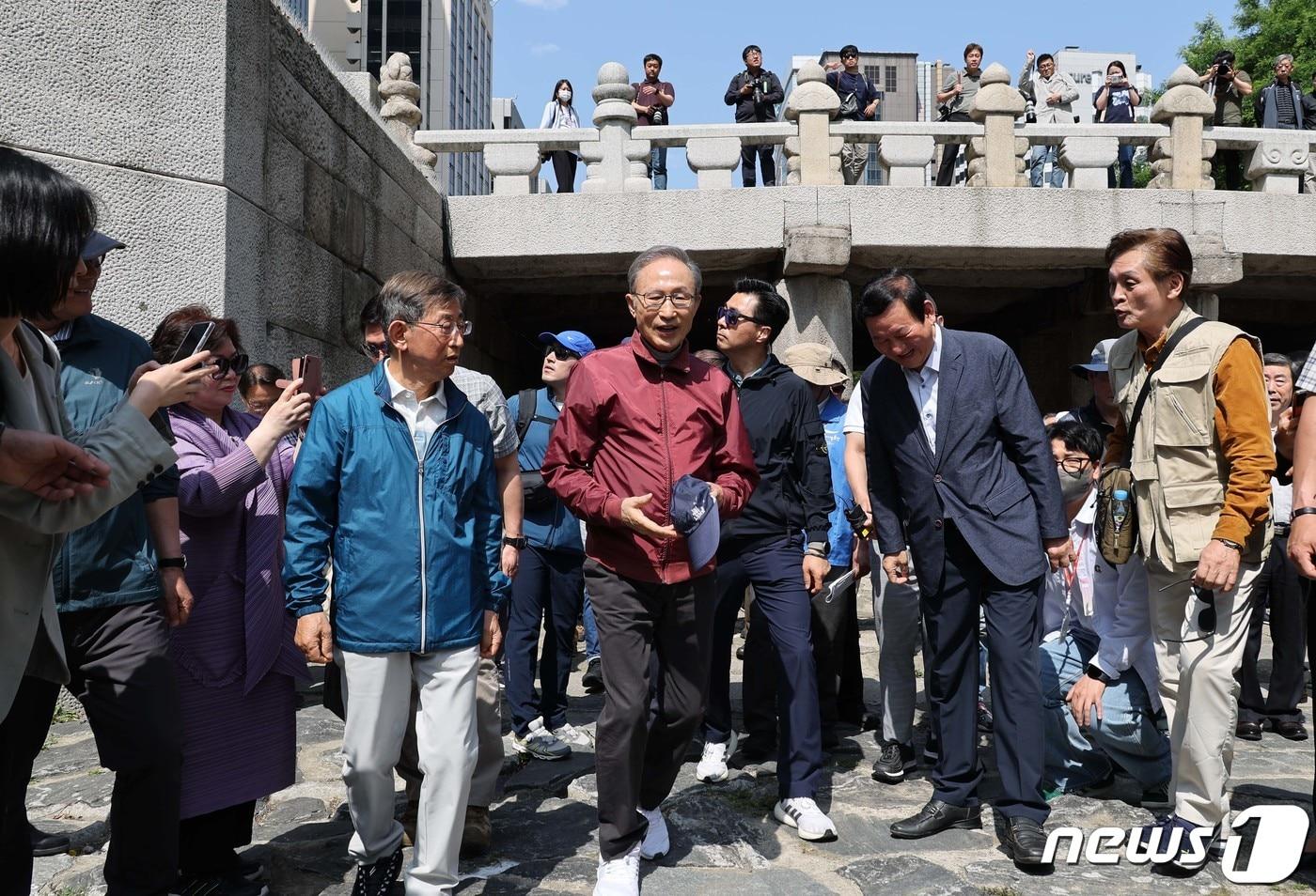 본문 이미지 - 이명박 전 대통령이 15일 서울시장 재임 당시 청계천 복원사업에 함께했던 서울시 공무원 모임인 '청계천을 사랑하는 모임(청사모)' 구성원 등과 서울 청계천을 산책하고 있다. 청계천 복원사업은 이 전 대통령의 서울시장 재임 시절 대표적인 치적 중 하나로 꼽힌다. (공동취재) 2023.5.15/뉴스1 ⓒ News1 이승배 기자