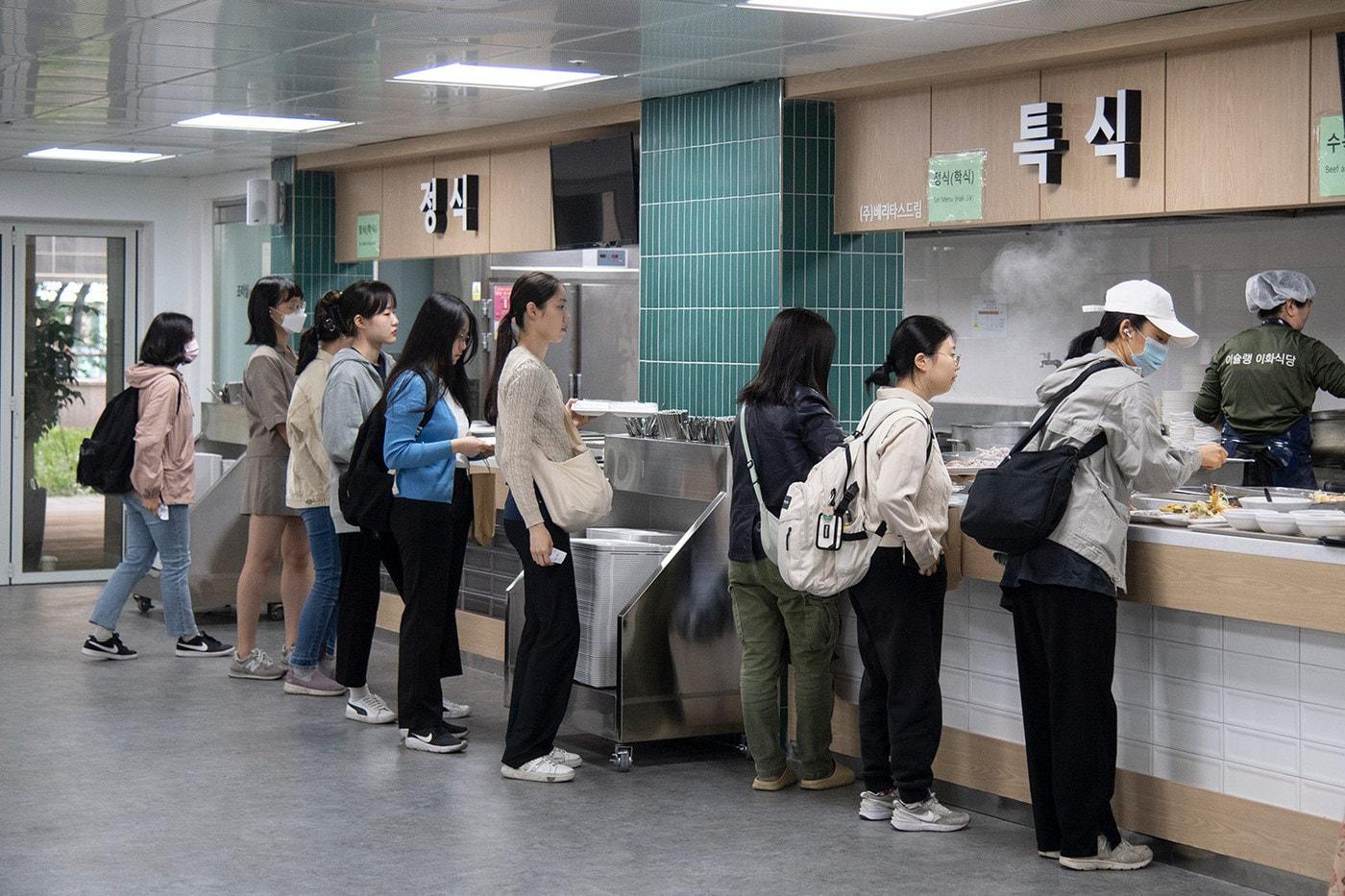 15일 오전 이화여대 학생들이 '천 원의 아침밥'을 자율배식 중인 모습. (이화여대 제공)