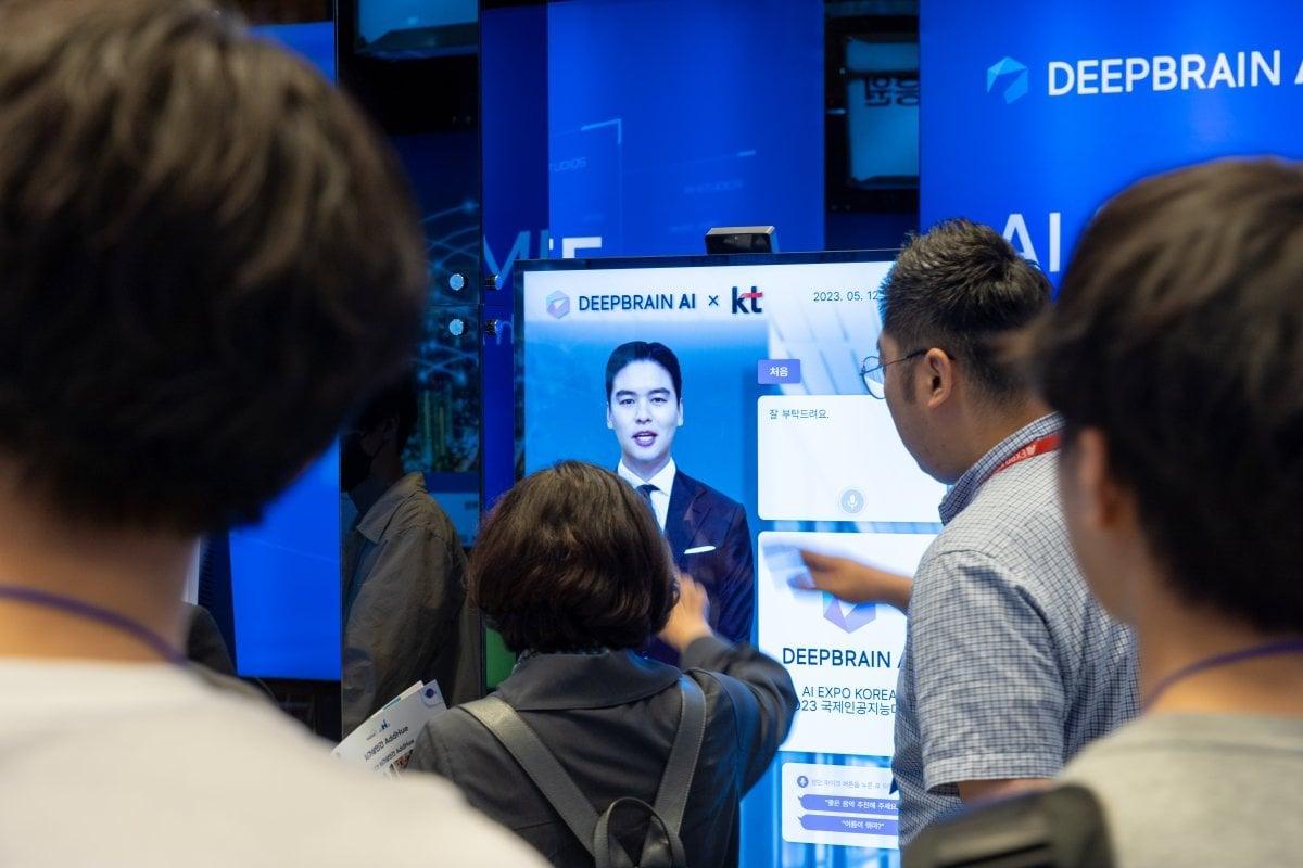 본문 이미지 - KT가 인공지능(AI) 전문 기업 딥브레인AI와 함께 '국제인공지능대전'(AI EXPO KOREA 2023)에 참가해 'AI 이장우 키오스크'를 선보였다고 15일 밝혔다.(KT 제공)