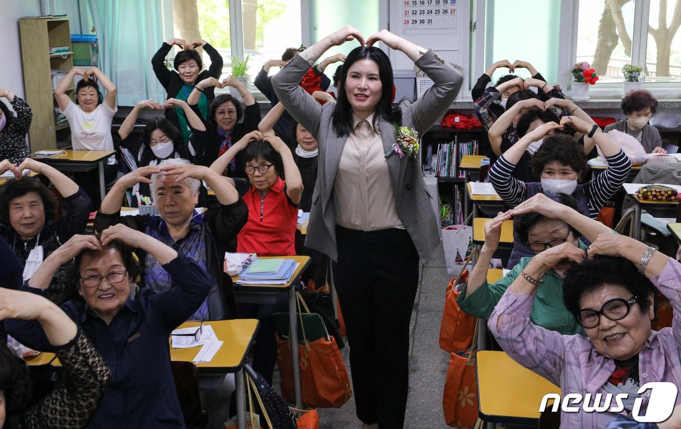 본문 이미지 - 스승의날인 15일 서울 마포구 일성여자중고등학교 고1학년 1반에서 학생들이 장성연 담임선생님과 하트 포즈를 취하고 있다. 2023.5.15/뉴스1 ⓒ News1 안은나 기자