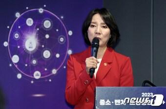본문 이미지 - 이영 중소벤처기업부 장관이 취임 1주년 기자간담회에서 주요 정책 성과와 향후 역점 정책 과제를 발표하고 있다. ⓒ News1 이동해 기자