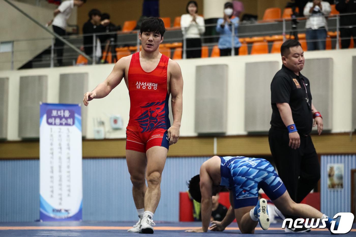 본문 이미지 - 15일 강원도 양구문화체육회관에서 열린 레슬링 국가대표 2차 선발전 남자 그레코로만형 77kg급 2라운드에서 김현우(삼성생명, 홍)가 박민성(광주남구청, 청)에게 테크니컬폴 승을 거둔 후 점수를 확인하고 있다. 2023.5.15/뉴스1 ⓒ News1 유승관 기자